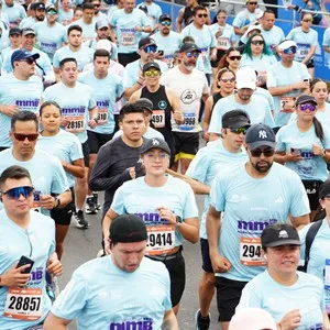 Grupo de runners recorre Bogotá durante la competencia deportiva.
