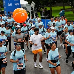 Corredores completan parte del recorrido oficial de la carrera.