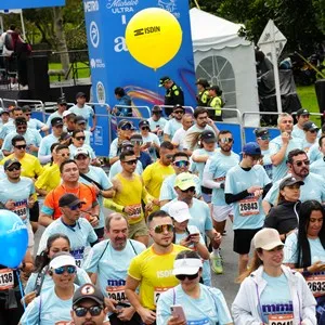 Atletas avanzan por el circuito de la carrera en la capital.