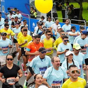 Corredoras recorren el trazado urbano de la Media Maratón.