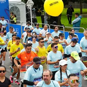 Grupo de corredores disfruta el recorrido de la competencia.