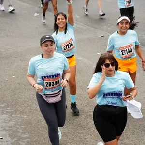 Runners avanzan durante la jornada deportiva en Bogotá.