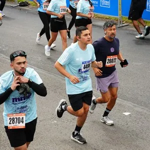Participantes recorren las calles de la capital durante la carrera.
