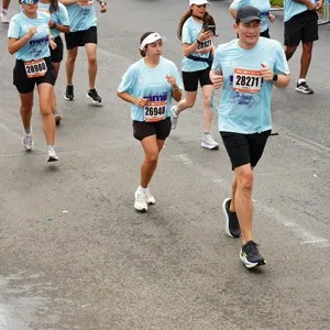 Atletas completan kilómetros de la Media Maratón en Bogotá.