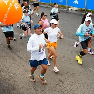 Atleta participa en la jornada deportiva de la Media Maratón.