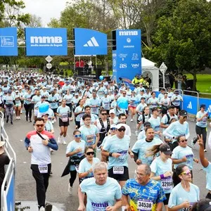 Atleta recorre el trazado oficial de la competencia.
