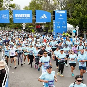 Corredora disfruta la experiencia de correr en Bogotá.