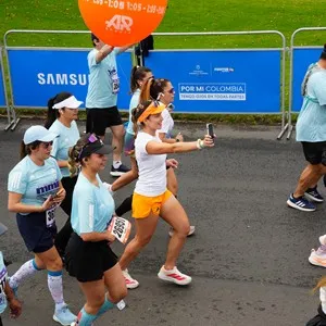 Grupo de corredores recorre Bogotá durante la jornada deportiva.