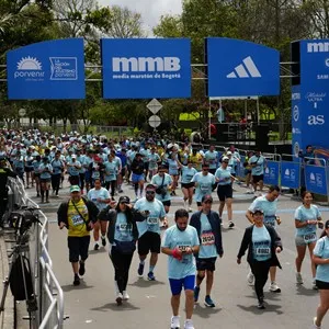 Participantes disfrutan el recorrido de la Media Maratón.