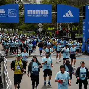Corredoras completan parte del circuito oficial en Bogotá.