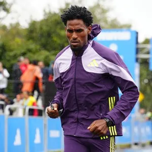 Corredoras disfrutan el ambiente de la carrera en Bogotá.