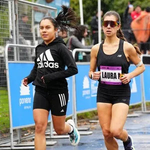 Grupo de corredores participa en la competencia de running.