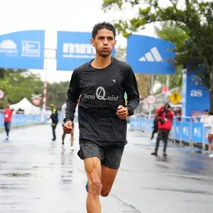 Runners recorren el circuito urbano de Bogotá durante la carrera.