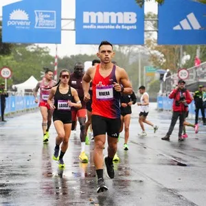Corredoras participan en la carrera urbana de Bogotá.