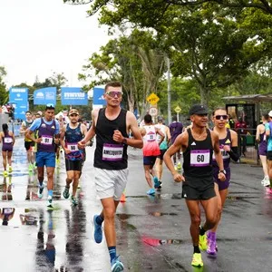 Grupo de atletas avanza durante la competencia.