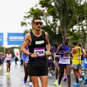 Runners completan parte del circuito de la carrera.