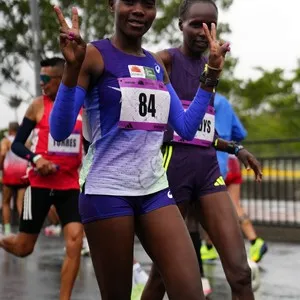 Corredores disfrutan la jornada de running en Bogotá.
