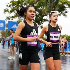 Atletas recorren la ciudad durante la competencia deportiva.
