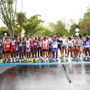Participantes avanzan juntos durante la Media Maratón de Bogotá.