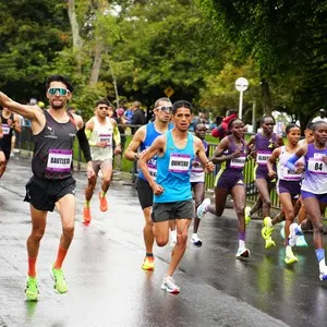 Corredoras recorren el circuito oficial de la carrera.