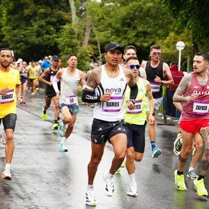 Runners participan en el recorrido urbano de Bogotá.