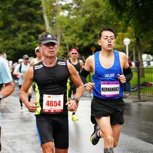 Corredores recorren el trazado oficial de la carrera.