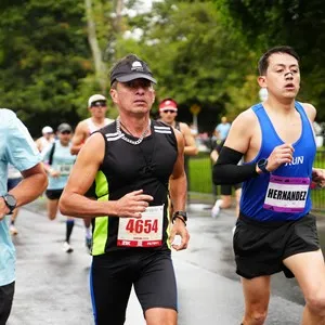 Participantes corren por Bogotá durante la Media Maratón.