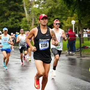 Grupo de atletas disfruta la experiencia de correr en Bogotá.