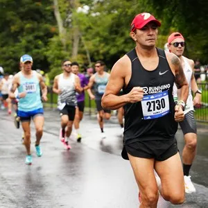 Runners avanzan juntos por el circuito de la competencia.