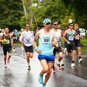 Corredores participan en los 21K de la Media Maratón de Bogotá.