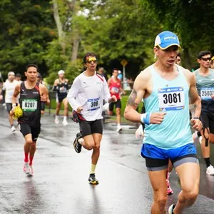 Atletas recorren los 21 kilómetros durante la carrera.