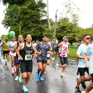 Participantes avanzan por el circuito de 21K en Bogotá.