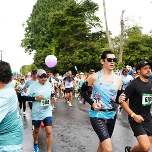 Runners corren durante la competencia de 21 kilómetros.