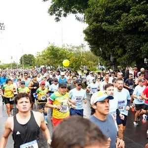 Grupo de corredores recorre las calles durante los 21K.