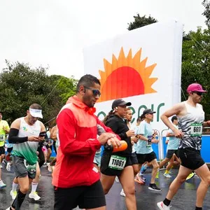 Corredores avanzan por Bogotá durante los 21K.