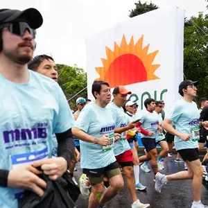 Corredoras participan en la carrera de 21 kilómetros.
