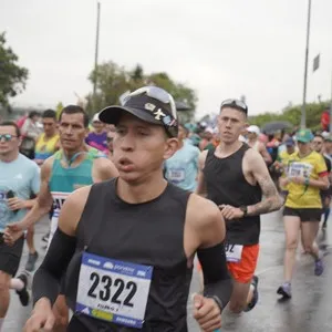 Grupo de atletas completa kilómetros durante los 21K.