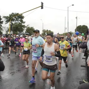 Runners recorren las calles de Bogotá durante la carrera de 21K.
