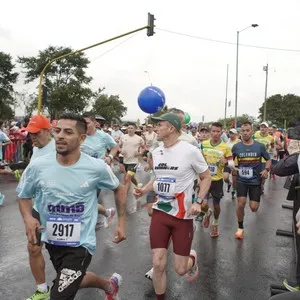 Participantes avanzan juntos durante los 21 kilómetros.