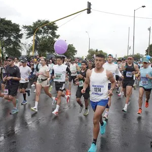 Atletas recorren el circuito urbano de 21K en Bogotá.