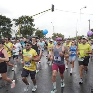 Corredoras disfrutan el recorrido de 21 kilómetros.
