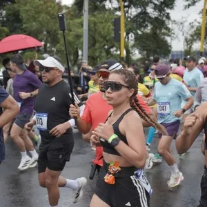 Grupo de corredores avanza por el circuito de 21K.