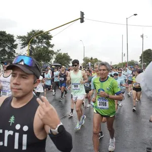 Runners completan parte del recorrido de 21K en Bogotá.