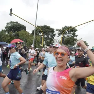 Atletas corren por las calles durante los 21K.