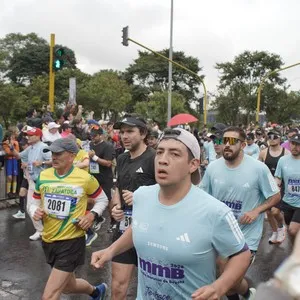 Participantes recorren el trazado oficial de 21 kilómetros.