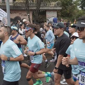 Corredora recorre el circuito de 21K en Bogotá.