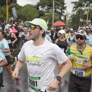 Atleta avanza durante la carrera de 21 kilómetros.
