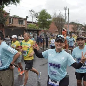 Corredora completa kilómetros de los 21K.