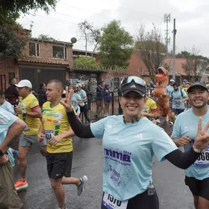 Corredor recorre las calles de Bogotá durante la competencia.