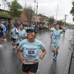 Atleta disfruta el recorrido de 21K.